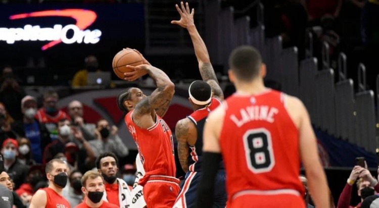  拉文压哨跳投准绝杀，公牛客场险胜活塞保季后赛